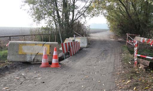 Uszkodzony przejazd na granicy Gminy Jaktorów i Grodziska